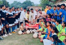 विश्व फूटबॉल दिवस पर फूटबॉल खिलाड़ियों ने केक काटकर मनाया जश्न,विश्व फूटबॉल दिवस घोषित होना खिलाड़ियों के लिए गौरव की बात: गुड्डू